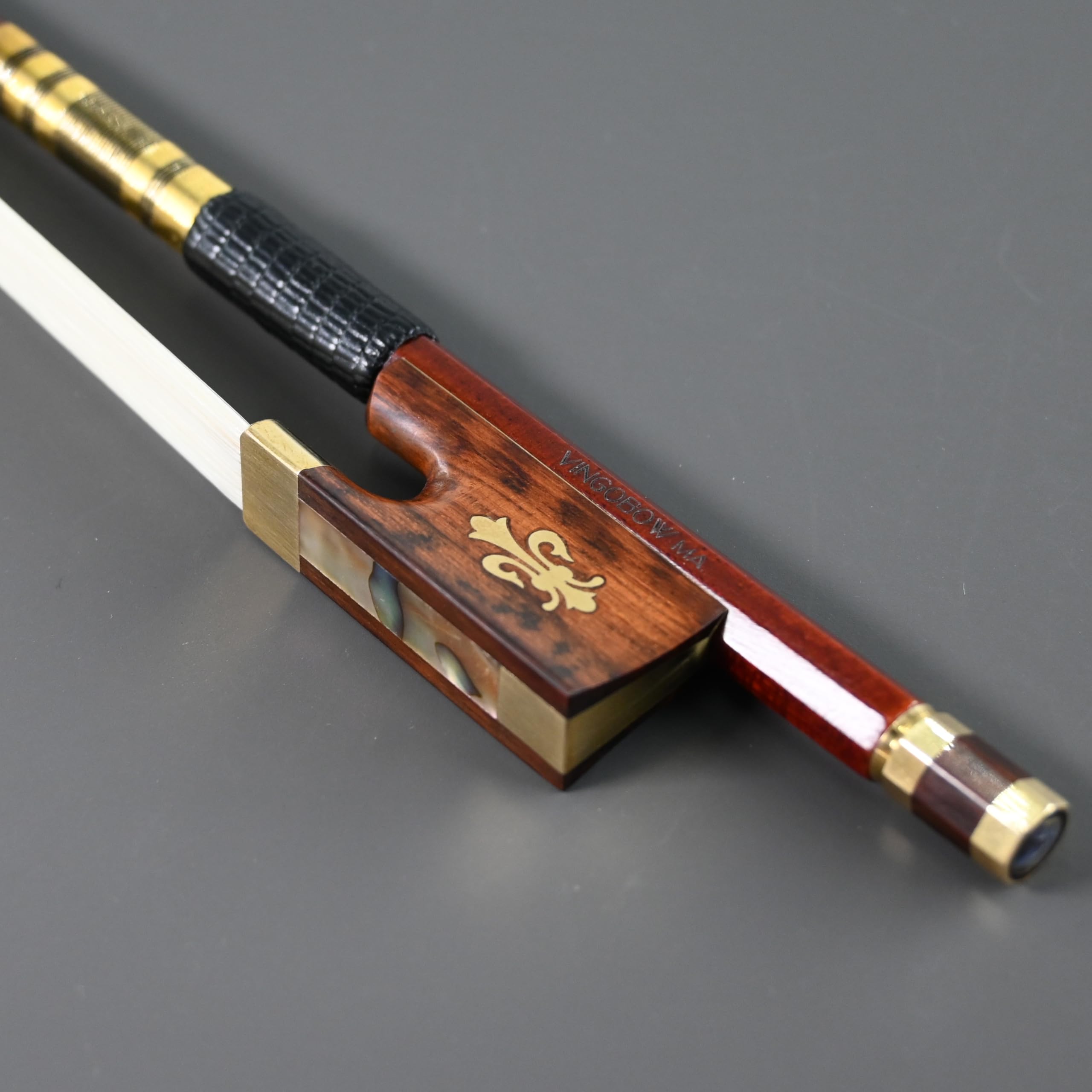 Carbon Fibre Core Hybrid Peranmbuco Skin Violin Bow 4/4 Size VINGOBOW 127V Master Level Fleur-de-lys Snakewood Frog 4/4 Full Straight Premium Natural Horse Hair for Porfessional Player