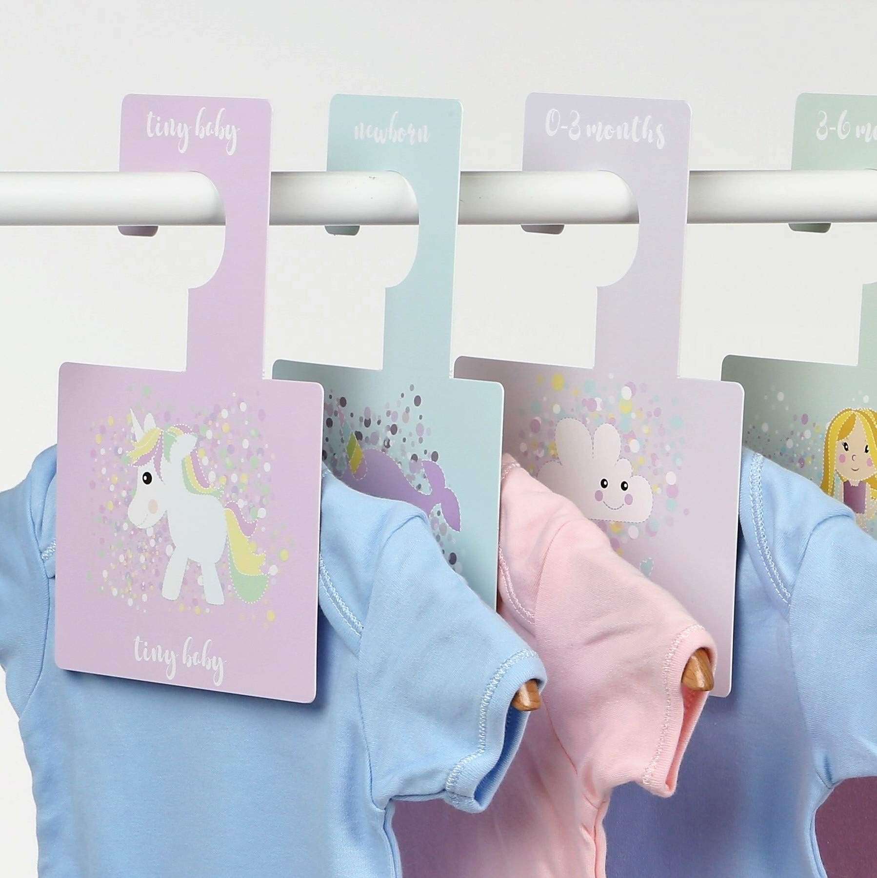 Belo + Me Baby Wardrobe Dividers | Daydreams Design | Double-Sided Wardrobe Hangers | Organise Wardrobe According to Age | Fits All Standard Nursery Rails | Pack of 8 | Daydreams