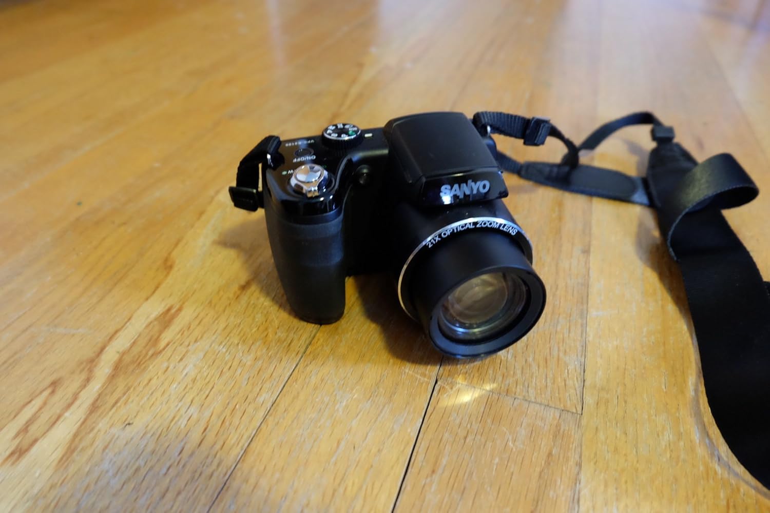 Amazon.com : Sanyo VPC-E2100BK 14MP Digital Camera, 14MP, 21x zoom (25mm  wide), 3 (460k) LCD, CCD Sensor Shift image stabilization, 720p HD v :  Point And ...