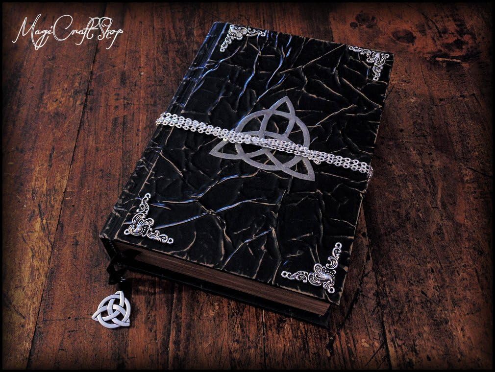 Book of shadows GOTHIC BLACK - totally handmade and customizable - MEDIUM size 22x16 cm