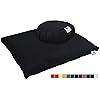 I set composti da un <strong><b>cuscino da meditazione Zafu e da un tappeto Zabuton</b></strong> sono la scelta ideale per tutti coloro che vogliono poter meditare in ogni situazione e in ogni luogo senza alcun tipo di difficoltà.
Il cuscino da meditazione Zafu di questo set ha un’imbottitura in <strong><b>crusca di grano saraceno purificato per ben tre volte</b></strong> e ha una forma a <strong><b>mezzaluna</b></strong>. Le dimensioni del cuscino sono 35 cm x 15 cm e ha un peso di 2 kg. Dispone di un pratico manico.
Il tappeto è realizzato <strong><b>in cotone molto resistente</b></strong> e permette di isolare in modo intenso dal freddo che è possibile provare stando sul pavimento e di proteggere allo stesso tempo le anche. Le dimensioni sono 70 cm x 90 cm ed ha un peso di 1,6 kg.
CalmingBreath è più che convinto di garantire un cuscino da meditazione capace di durare una vita intera. Proprio per questo motivo, nel caso in cui doveste riuscire ad usurarlo in modo completo, CalmingBreath ve ne invierà subito uno nuovo.