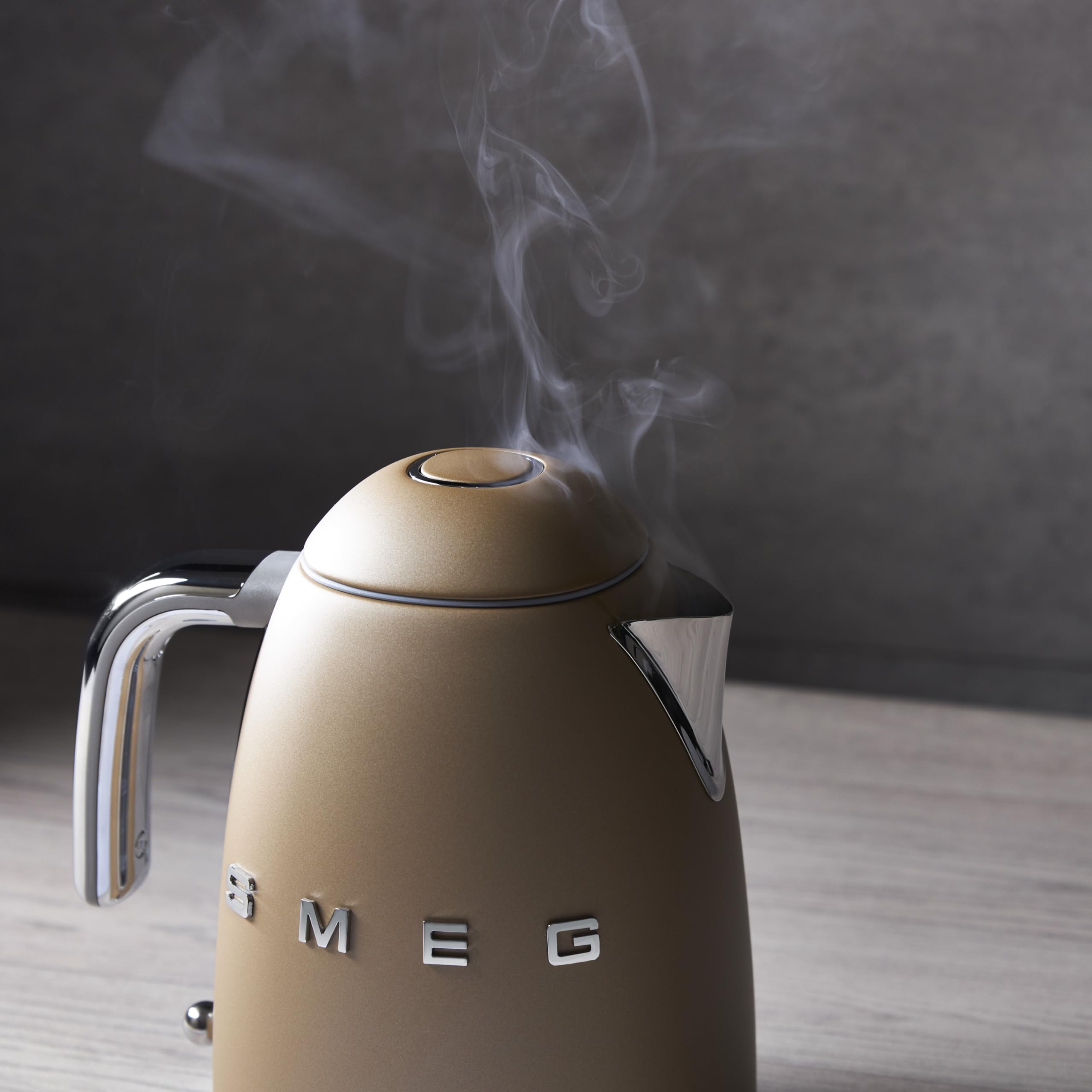 SMEG Hervidor de agua eléctrico estilo retro de los años 50, 7 tazas, con apagado automático, base extraíble e indicador de agua, KLF03CHMUS, Campagne mate