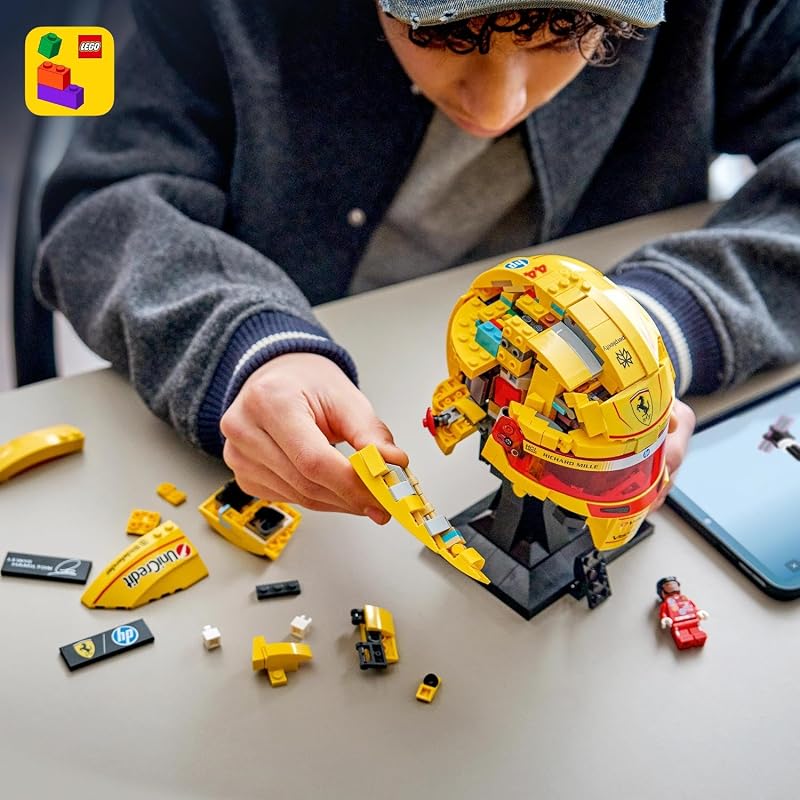 Editions Scuderia Ferrari HP Casque de Lewis Hamilton - Produit F1 - Maquette avec Minifigurine Collector - Décoration Intérieure - Cadeau pour Garçon dès 14 Ans et Adulte Fan d'Automobile 43022