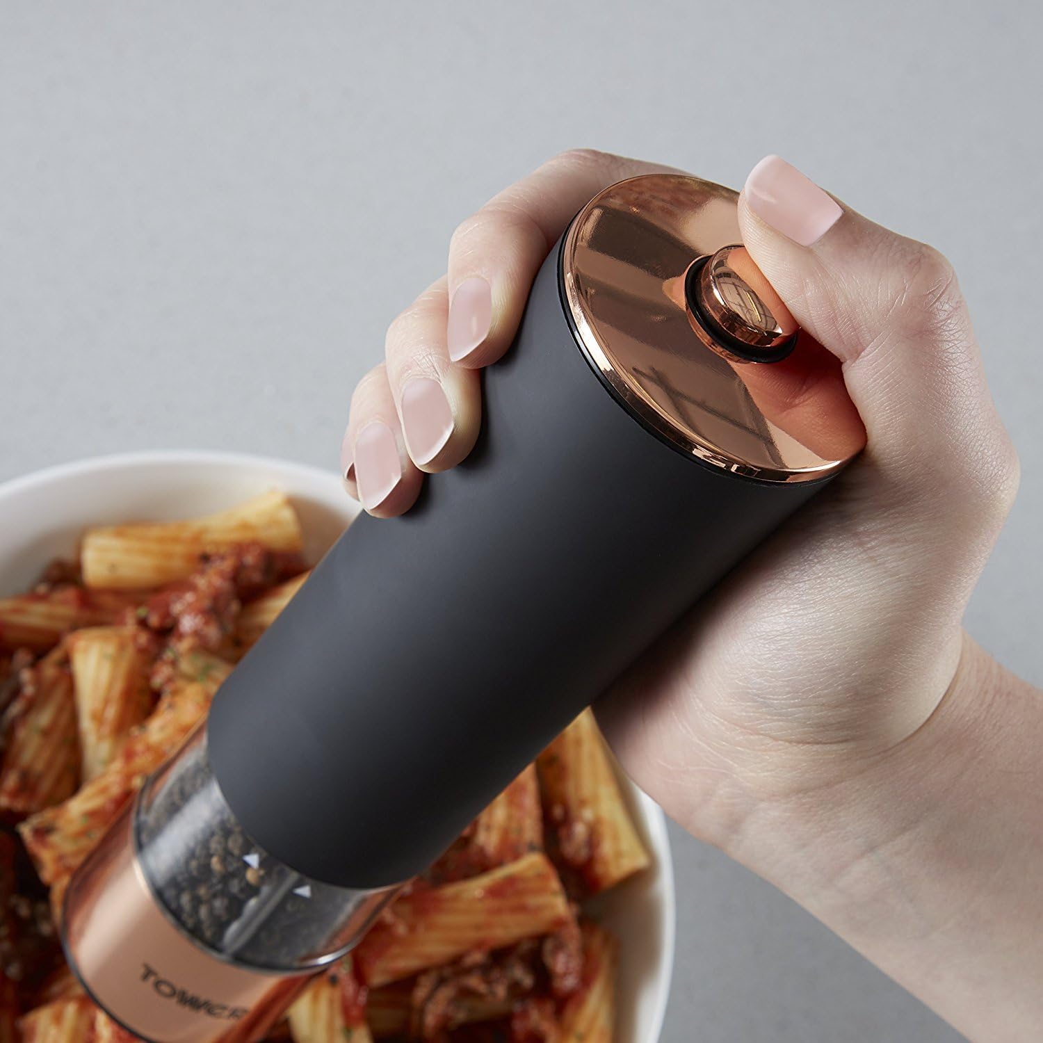 Tower Electric Salt and Pepper Mill, Stainless Steel, Soft-Touch Body, Rose Gold and Black - Image 4