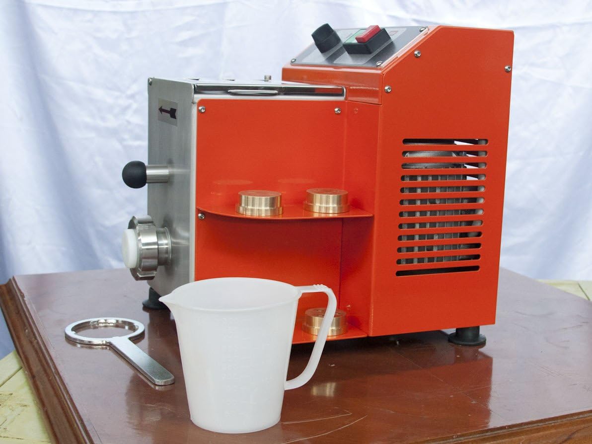 Amazon Com Tr50 Pasta Extruder With 4 Pasta Dies Pasta Makers Kitchen Dining