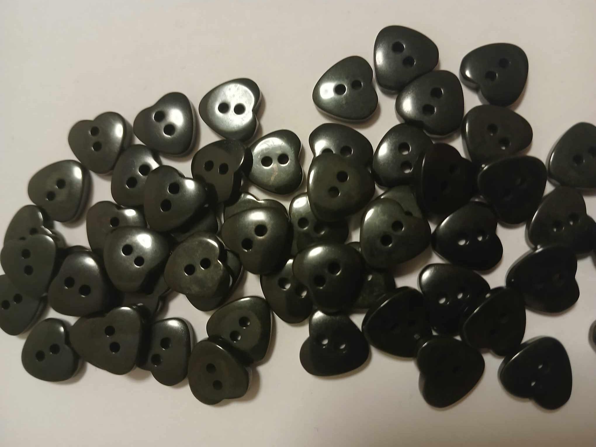 Pack of 100 Black Heart Shaped 11mm x 12mm Sewing Buttons. for Arts and Crafts.