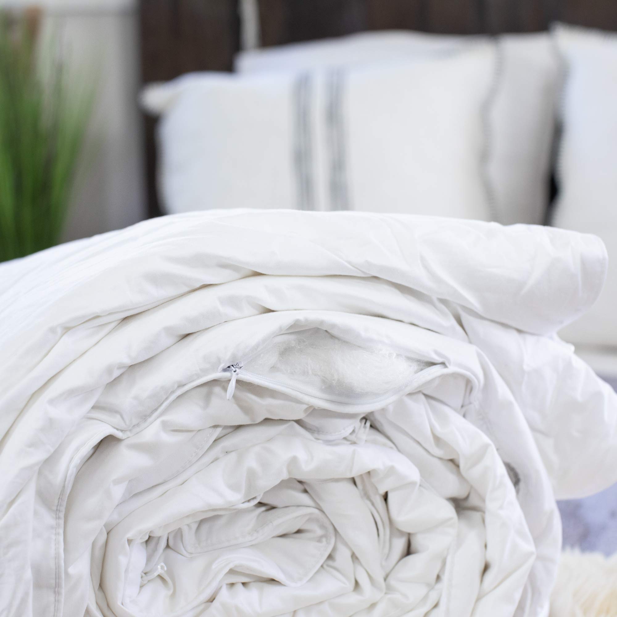 Silk Bedding Direct. Luxury Mulberry Silk-Filled Duvet. Traditional Hand-Finishing. Summer Bliss (4 Tog). Single, 200cm x 140 cm / 79" x 55". Enveloping Your Dreams in Pure Mulberry Silk.