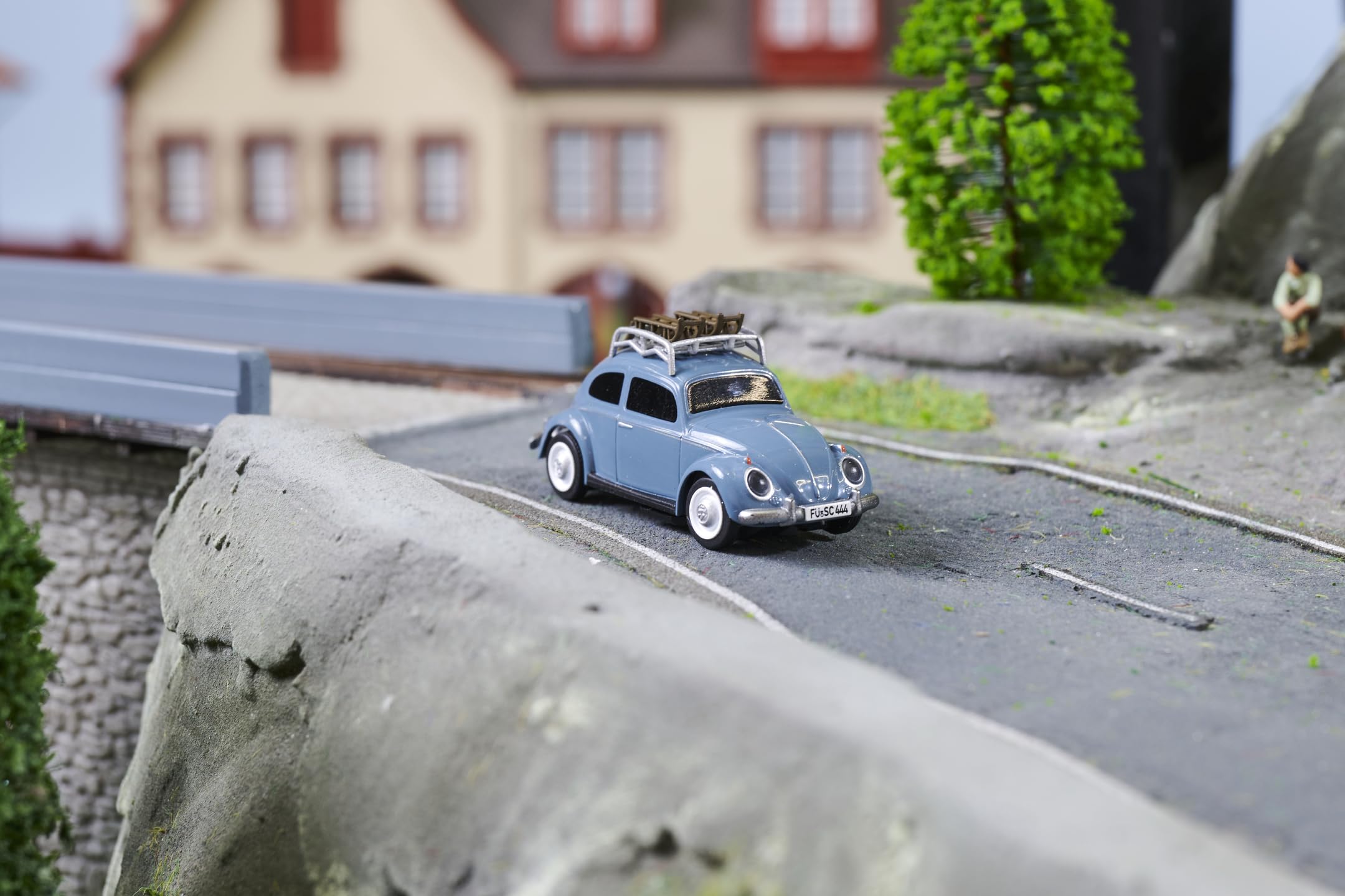 Carson 500504149 1:87 VW Beetle Wintersport Version 2,4GHz 100% - Fahrfertiges Modell, RC Auto, H0 Auto,RC Modell,Diorama Fahrzeug, Blau 2
