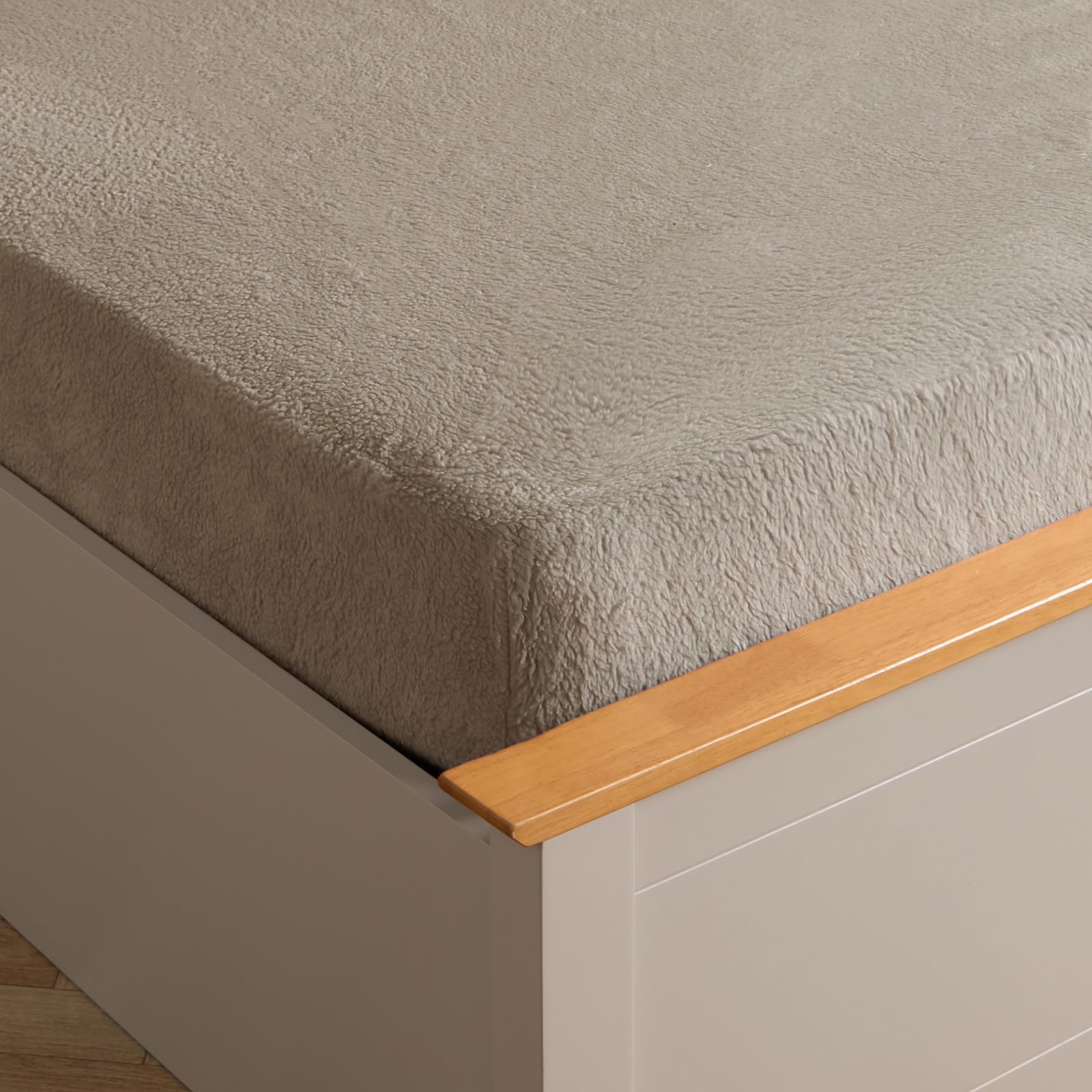 Brentfords Teddy Fleece Fitted Sheet, Super Soft Warm Fitted Bed Sheets Double Thermal Luxury Winter Bedding Fluffy Cuddly Teddy Bear Bedding Easy to Use Fit, Latte Taupe