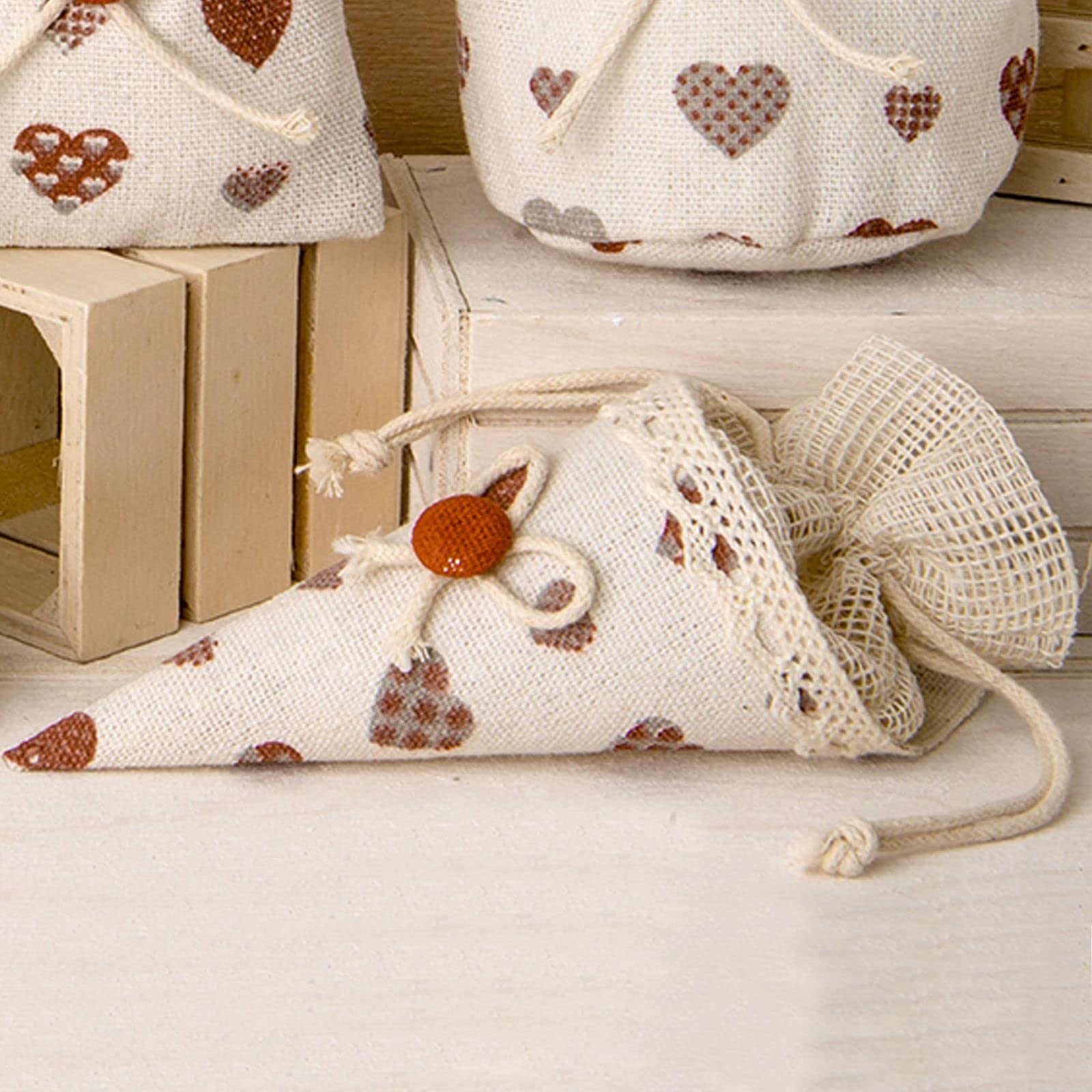 Ingrosso e Risparmio 12 Confetti Cones with Rigid Structure, Closure and Bow with Patchwork Hearts Pattern.