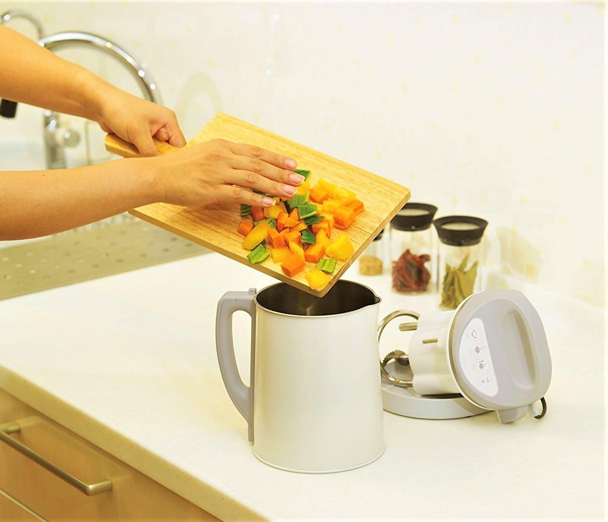 スープメーカーの本体容器にカットした野菜を入れている様子