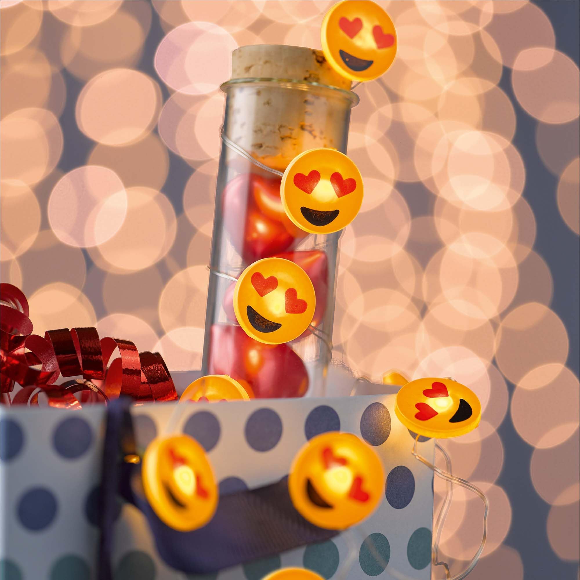 Hellum 10 LED Emoji Light Chain with Heart Eyes, Battery Operated Fairy Lights for Valentine's Day, Mother's Day, Birthday, Anniversary, Illuminated 0,9 m, String Light with Flexible Wire 522969