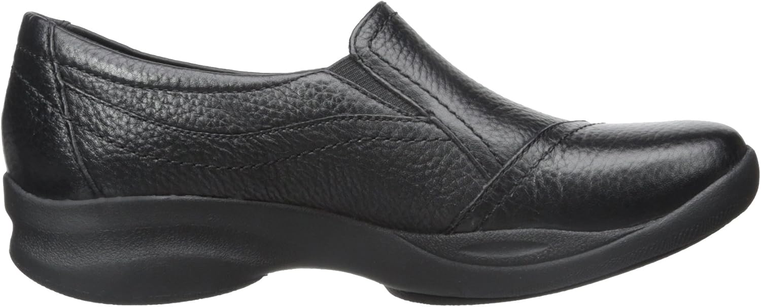 clarks women's in motion kick walking shoes