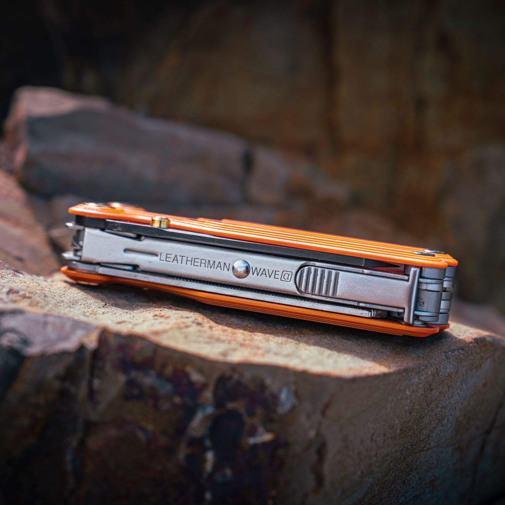 Leatherman Wave Alpha Multitool - 16-in-1 Werkzeuge mit MagnaCut-Klinge, Säge, Feile, Innovativer Schere und mehr Bedienkomfort - Canyonland 4