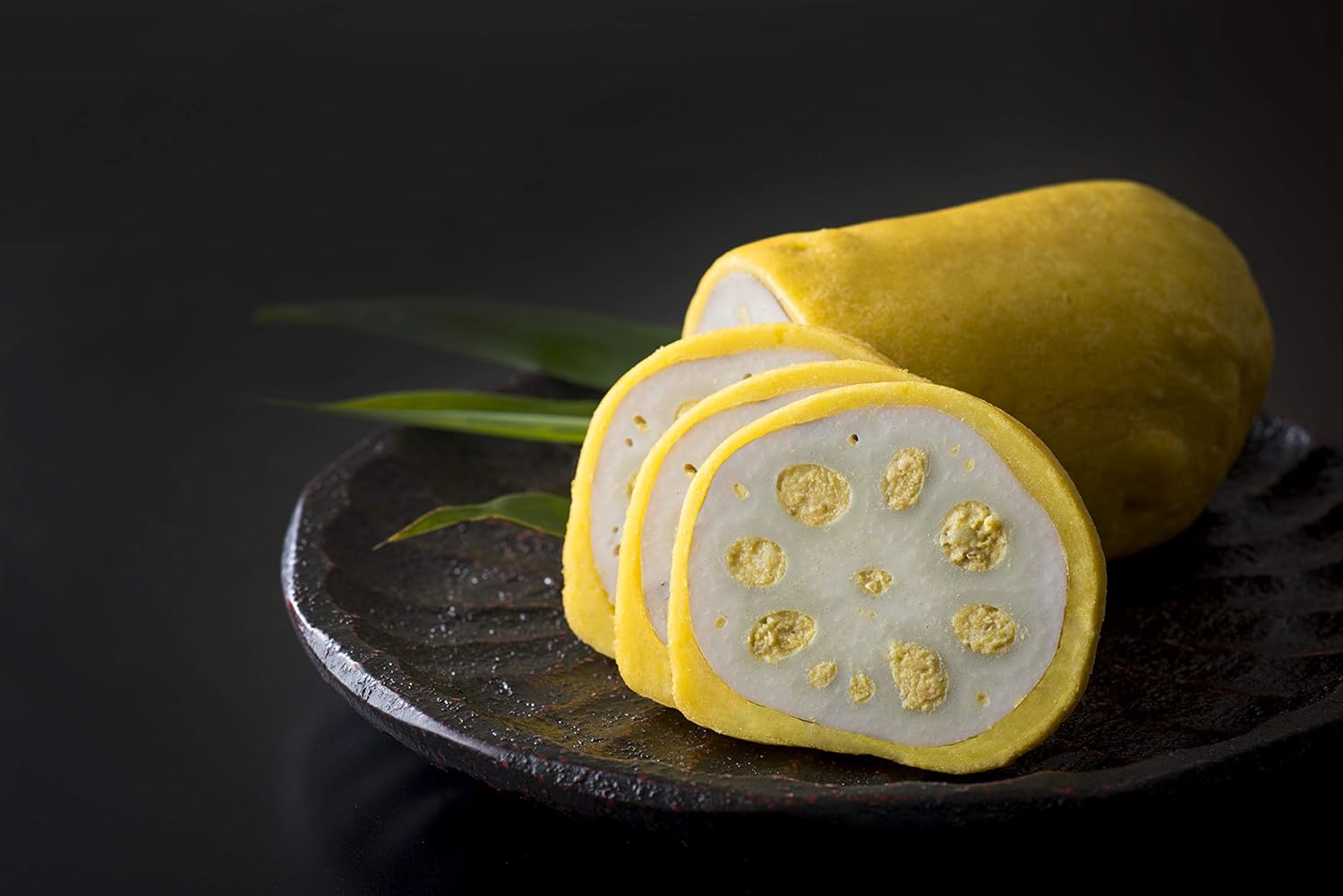 皿にのせたからし蓮根