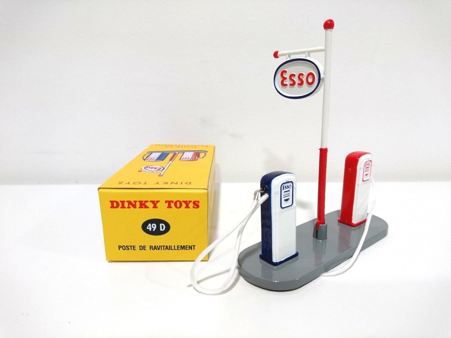 Dinky Toys - 1:43 - No. 49D Station Service, 2 autos 24X et Dinky Toys - 1:43 - No. 49D Station Service, 2 autos 24X et