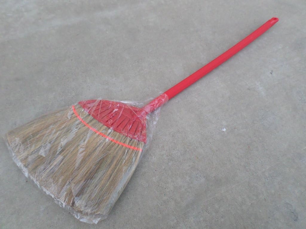 Vietnamese soft fan straw broom with Red plastic tube handle (chổi lúa) 41 inch