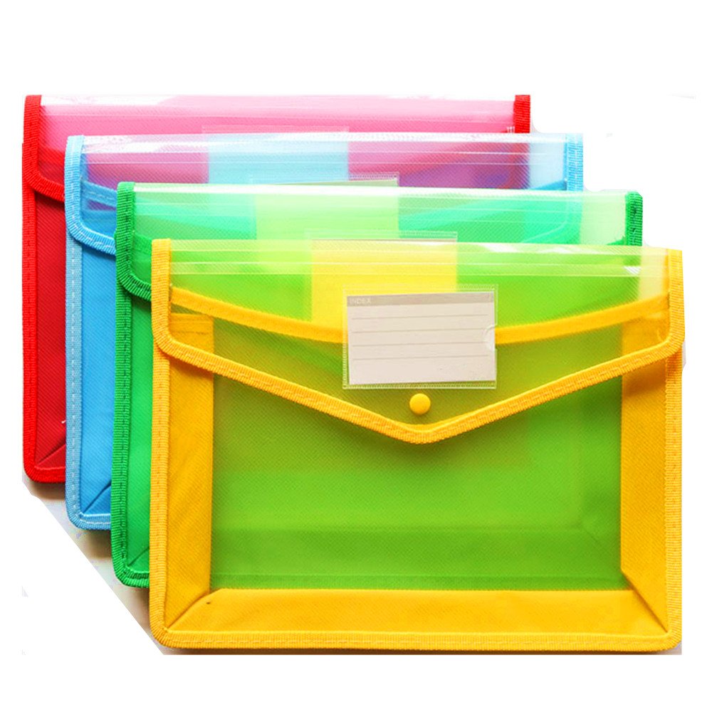 Conjunto de 4 carpetas polietileno con bordes de tela y cierre de botón.