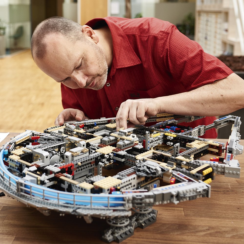 LEGO Star Wars Ultimate Millennium Falcon 75192 Building ...