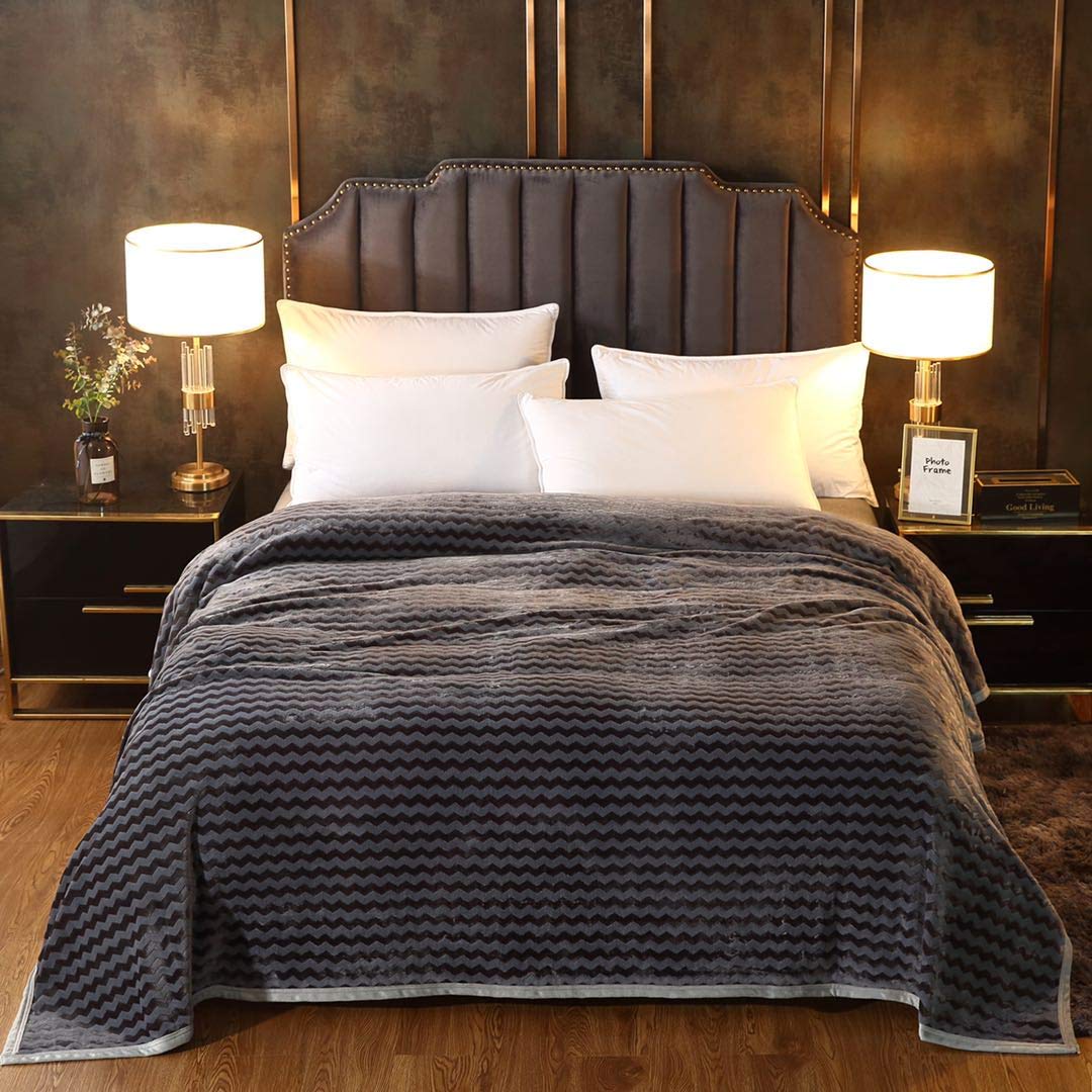 AIMS DOUBLE Blanket Strip Plush Super Soft Faux Fur Shaggy Blanket Crystal Fleece Stripe Design Fluffy Fuzzy Throws Perfect for Sofa Couch & Bed Décor Zig-Zag Design 150x200cm