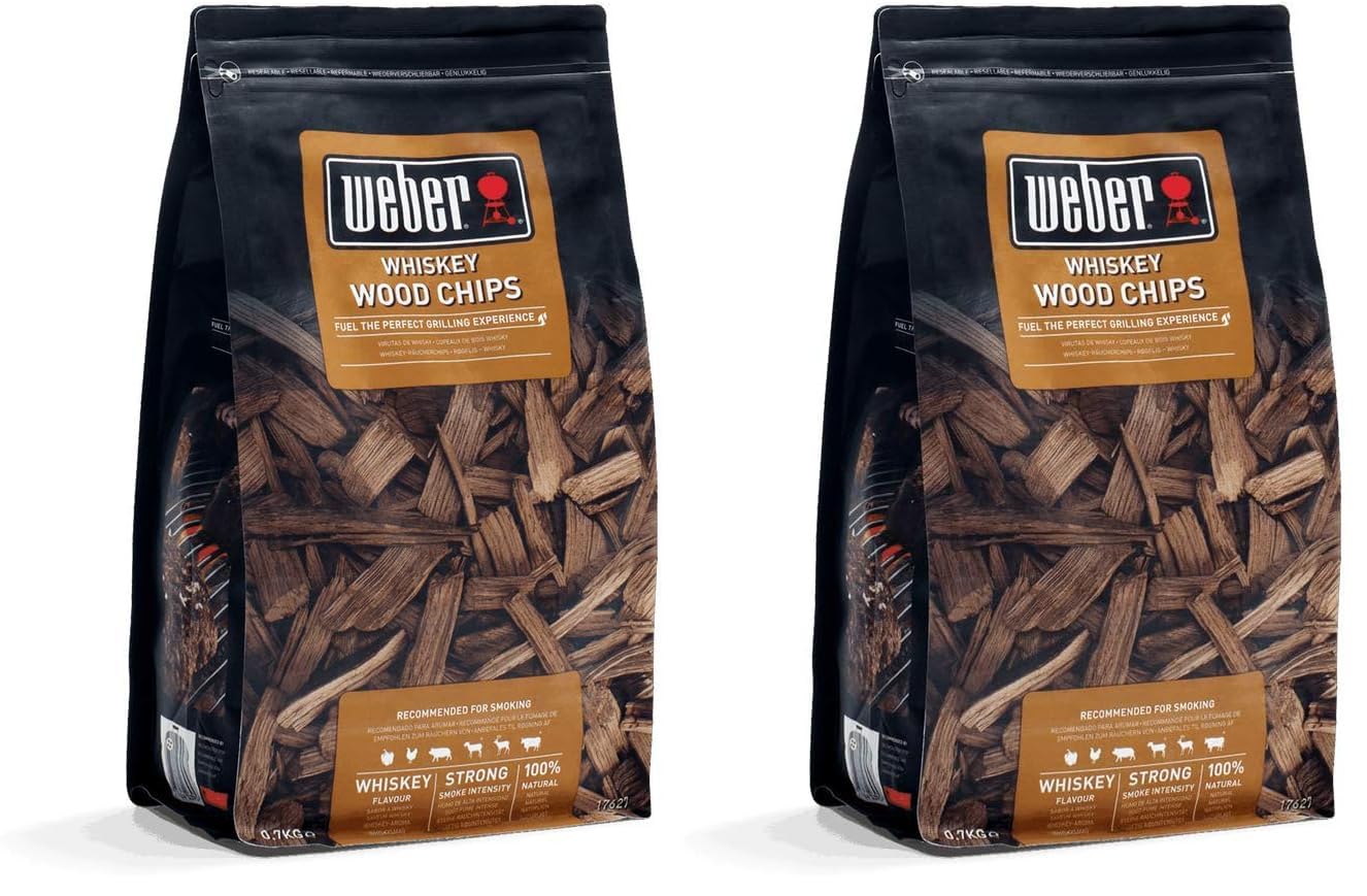 Weber Räucherchips (700g Packung) - Whiskey, aus Whiskeyfässern hergestellt, für Gemüse und alle Arten von Fleisch, EU-Produkt, nachhaltig gewonnen, FSC zertifiziertes Holz (FSC Mix) (17627)