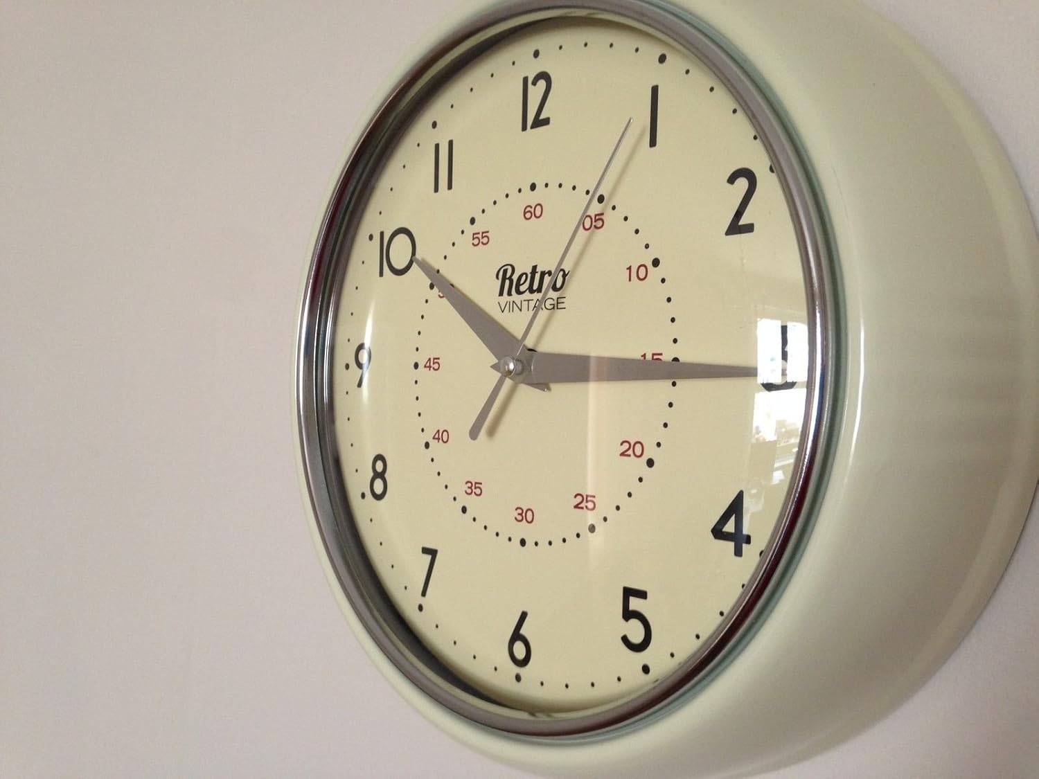 NEW RETRO MODERN WALL CLOCK (Cream) Amazon.co.uk Kitchen & Home