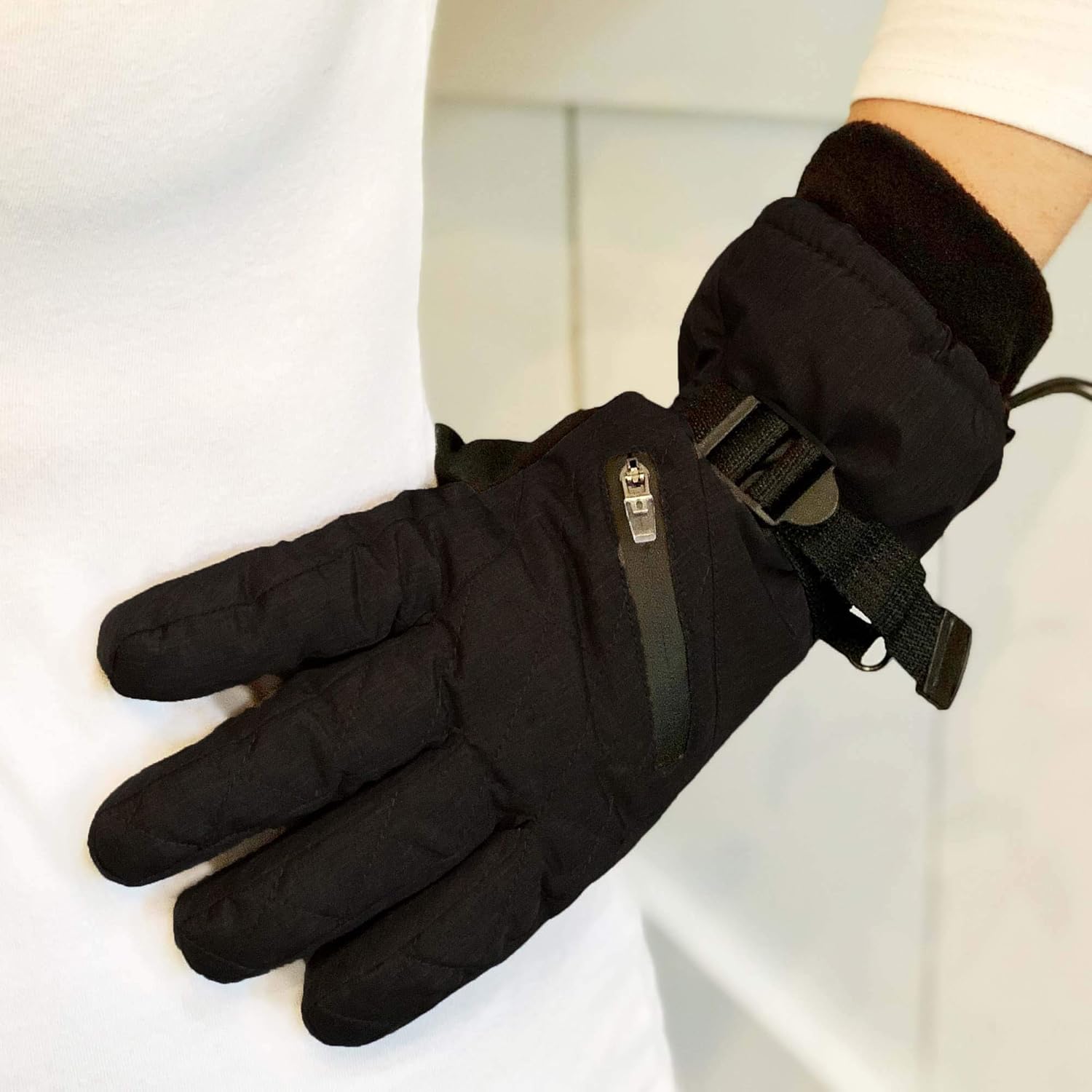 Waterproof and Windproof Insulated for Cold Weather L//XL Black Isotoner Women/&rsquo;s Ski Gloves