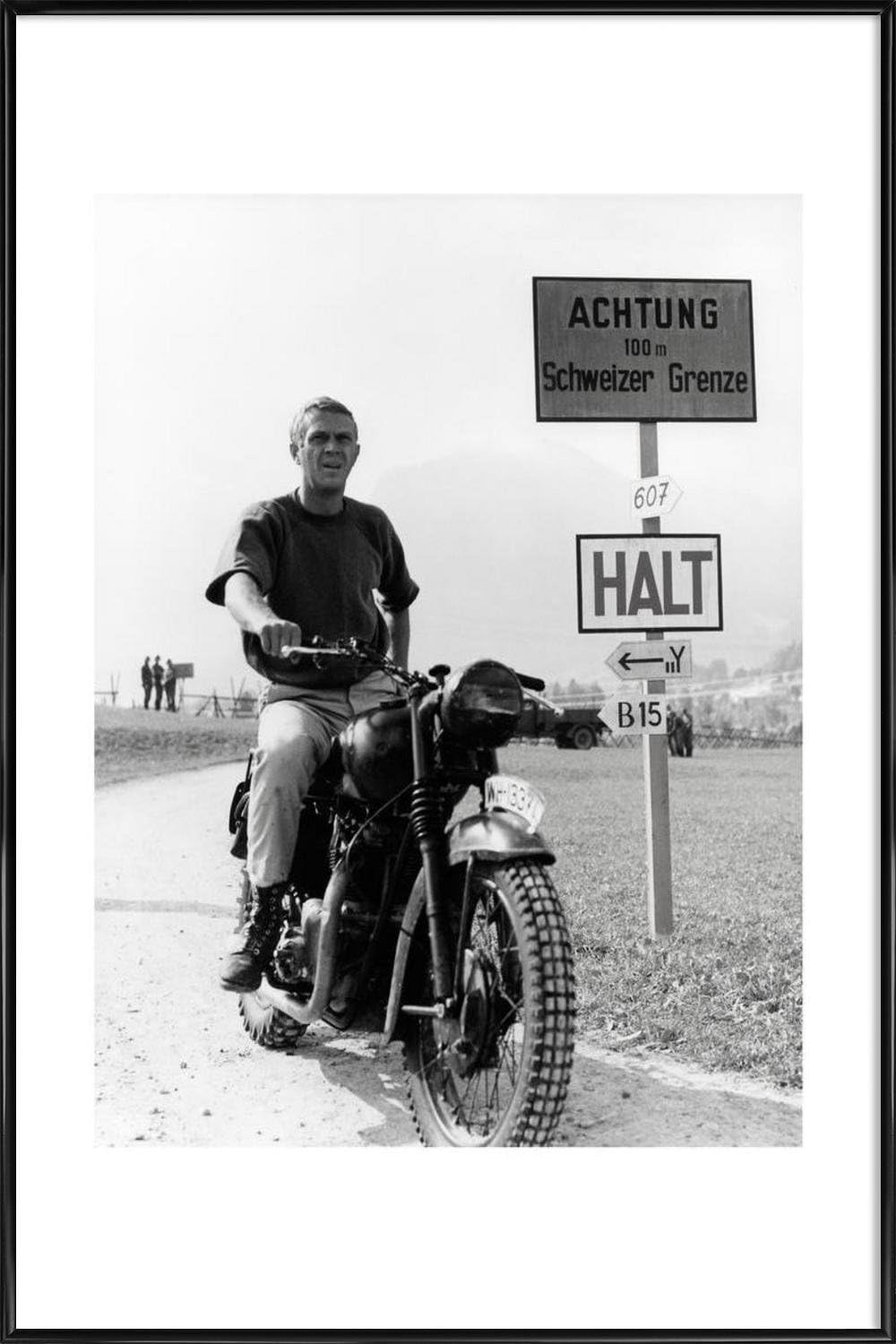 JUNIQE® Picture with frame 20x30cm Actors & Actresses Black & White - Design „Steve McQueen "The Great Escape" 1963 “ (Format: Portrait) - Wall art, Framed prints & Framed posters by independent artists - Art prints of celebrities, stars & icons - designed by Vintage Photography Archive
