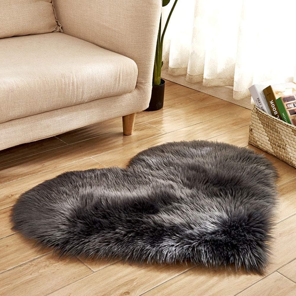 Grab Classy -Small Size Heart Faux Rug - Ultra Soft Fluffy Faux Area Rug,Heart Rug Design Thick White Fur Rug for Living Room Bedroom Dormitory Reading Room Home Decor (40 x 50 cm) (Black)