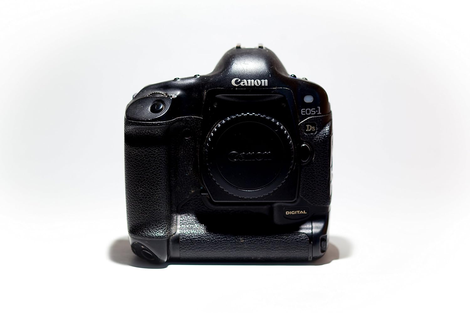 Amazon.com : Canon EOS-1Ds 11.1MP Digital SLR Camera (Body Only) : Camera &  Photo