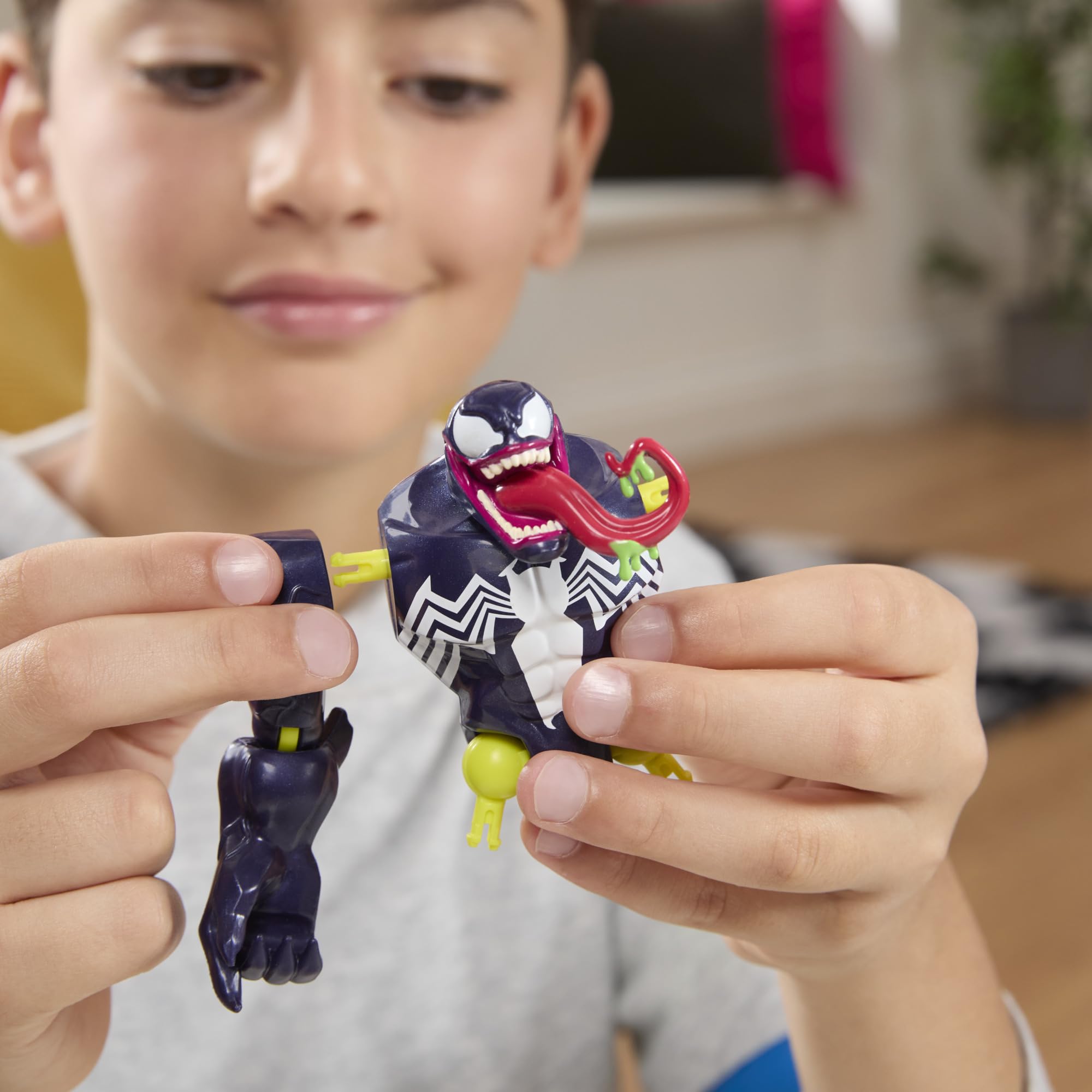 SPIDER-MAN Marvel MixMashers Venom vs. Venomized, Custom Action Figure & Accessories 2-Pack, 5-Inch-Scale Super Hero Toys for Kids Ages 4+ (Amazon Exclusive)