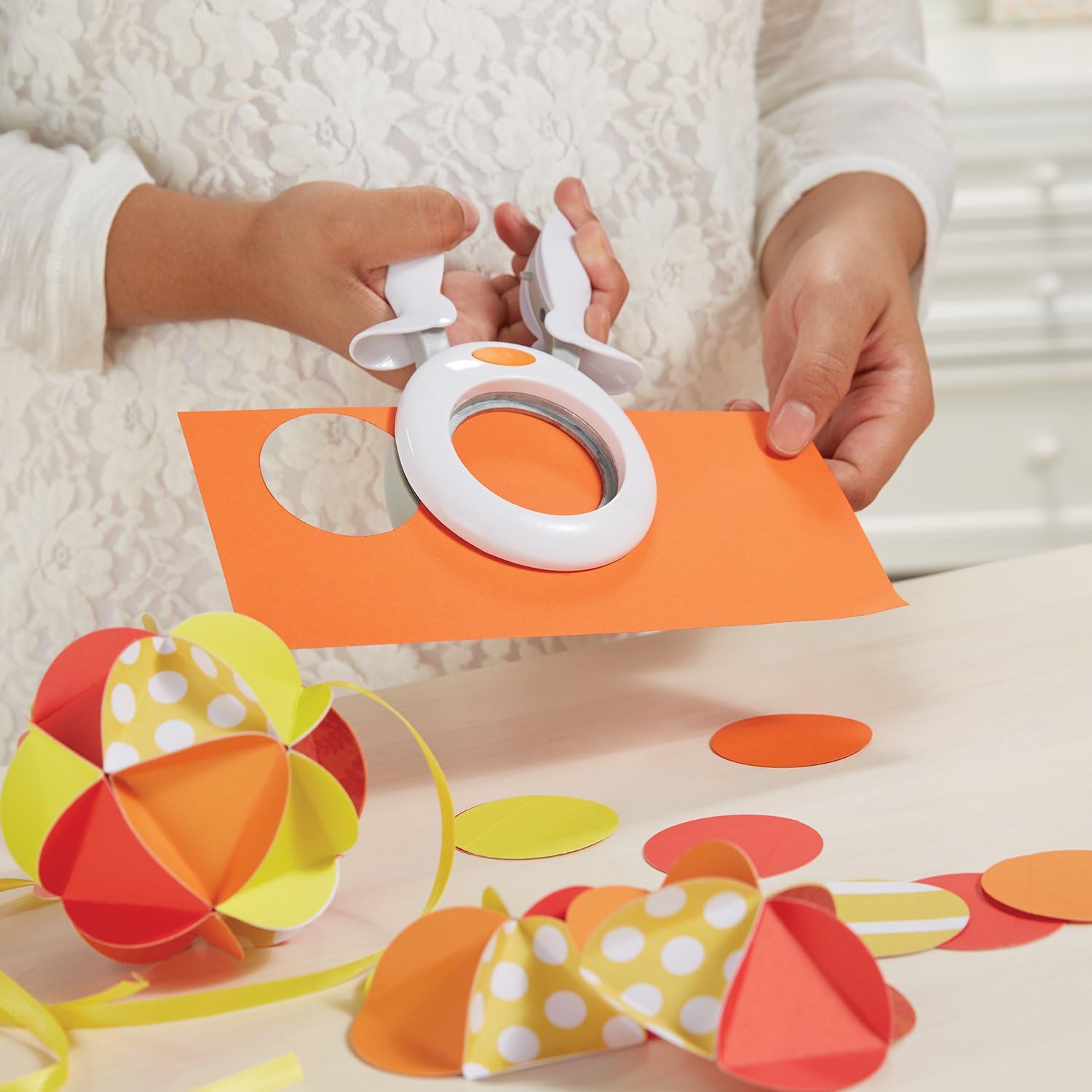 Fiskars 174140-1001 X-Large Squeeze Punch Round n' Round, White