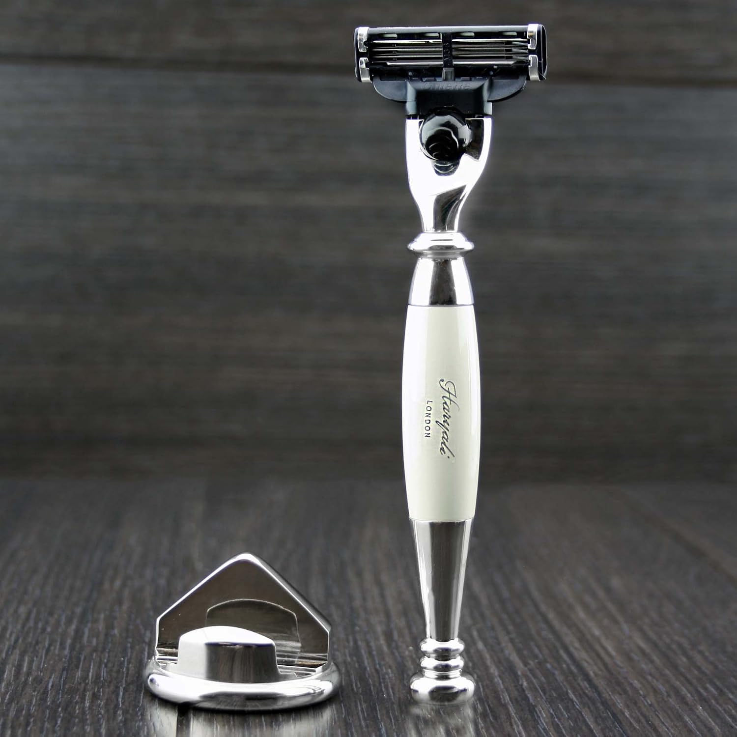 Haryali London, Triple Edge Razor with Stand, Precision Razor Compatible with All 3 Edge Refills - Image 5