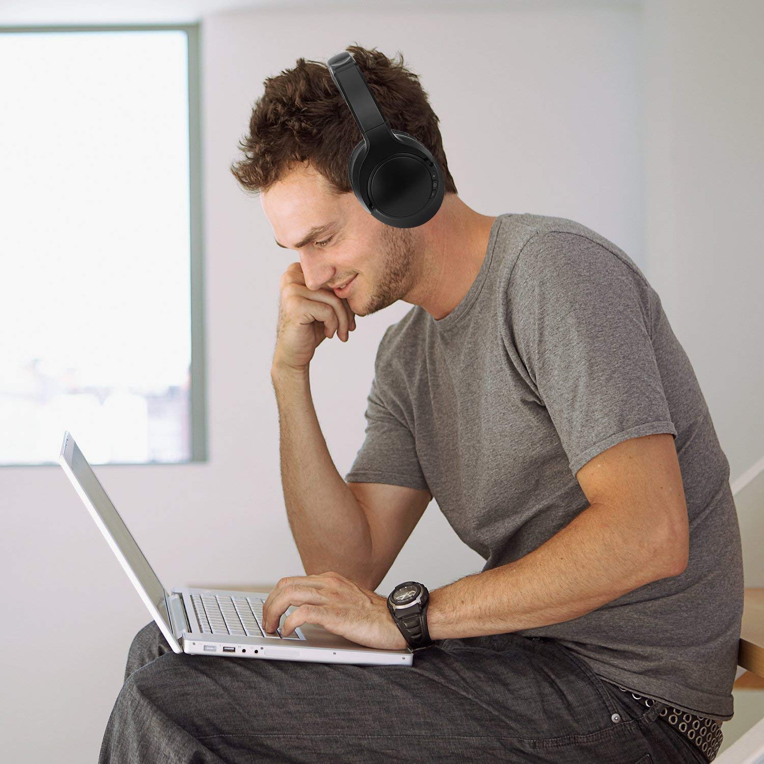 Bluetooth Kopfhörer Kabellos on Ear mit Sattem Bass, Mikrofon und 3,5-mm-Audioeingang, Federleichtes Headset für Handy, Tablets und PC (Schwarz)