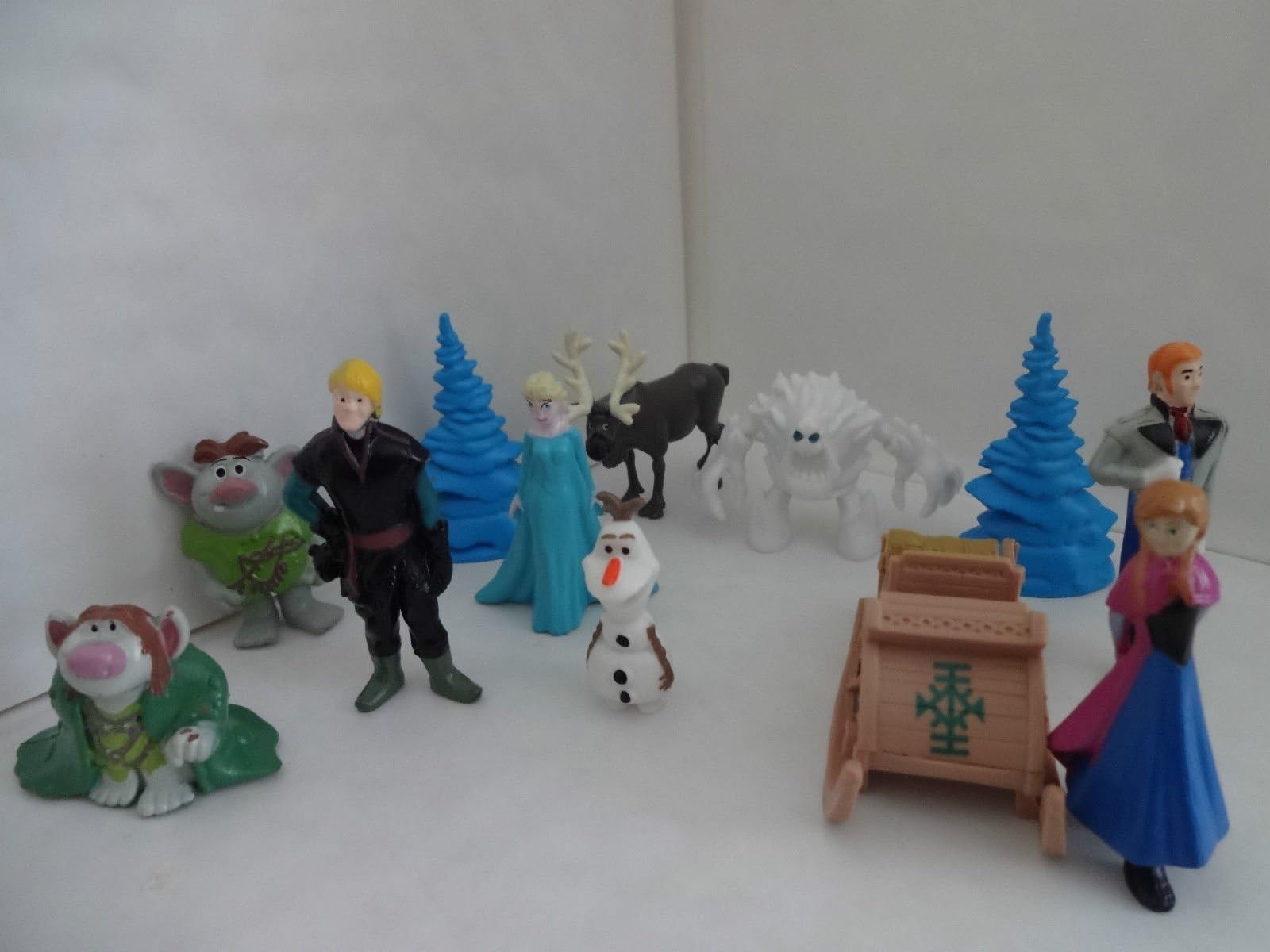 Mister A Gift Disneys Frozen set of 12 Plastic Cake toppers and a free playmat