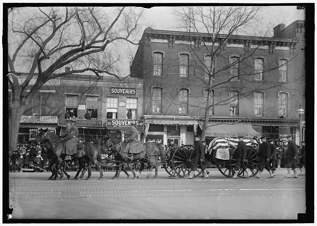 24 x 18 Art Canvas Wrapped Framed Print of Dewey, George. Admiral, U.S.N. Procession On Pennsylvania Avenue 1917 Harris & Ewing 62a