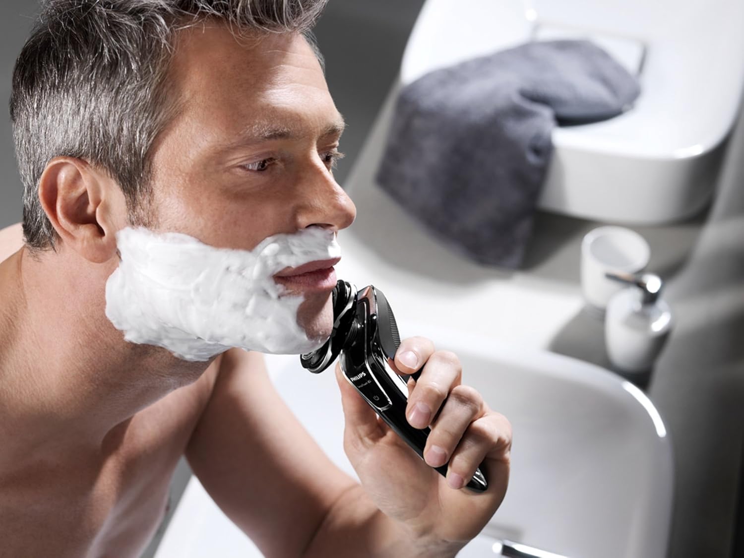 Mens Electric Razors for Guys With Sensitive Skin