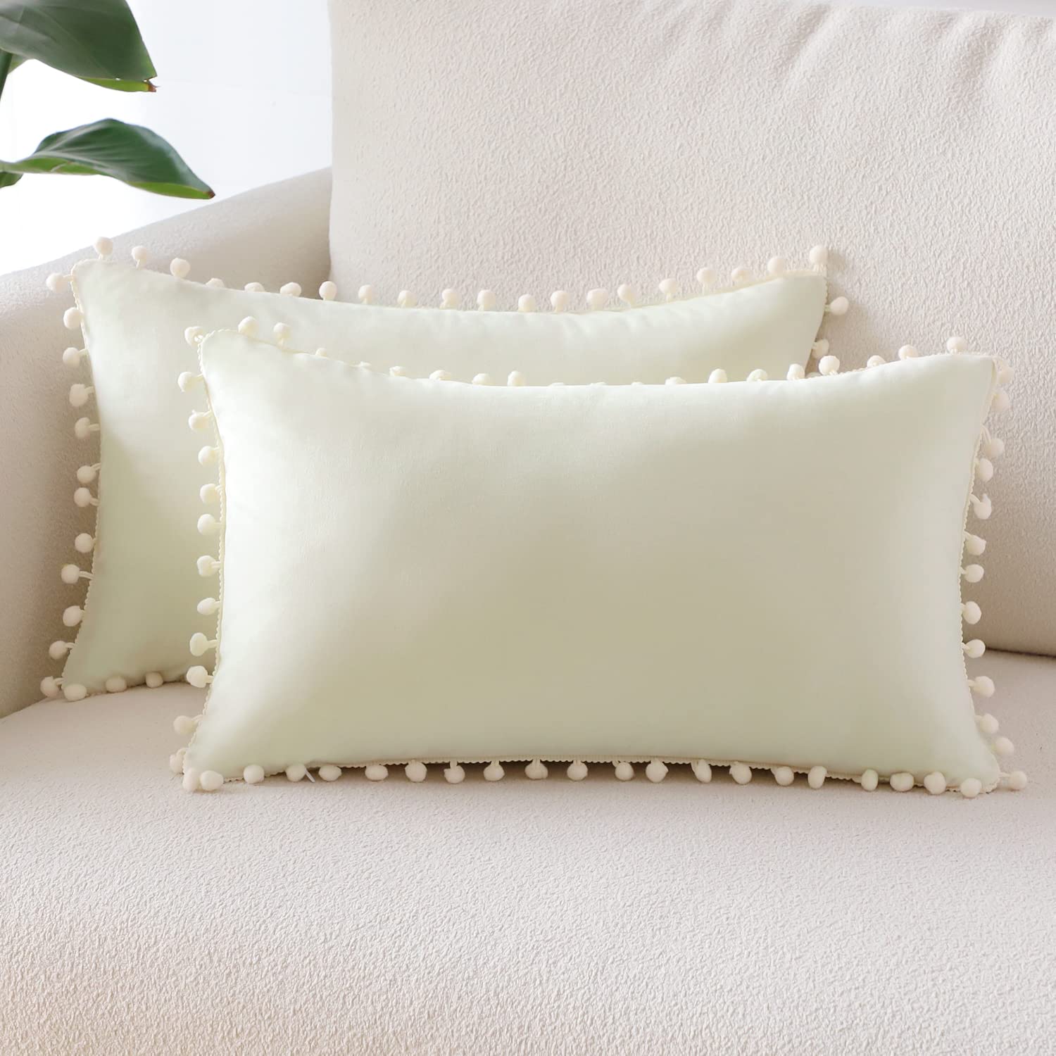 Sungeek Pack of 2 Decorative Cushion Covers Soft Velvet Pompoms Pillow Covers with Invisible Zipper Home Decor Throw Pillow Cases for Sofa Bedroom Living Room 30x50cm Cream White