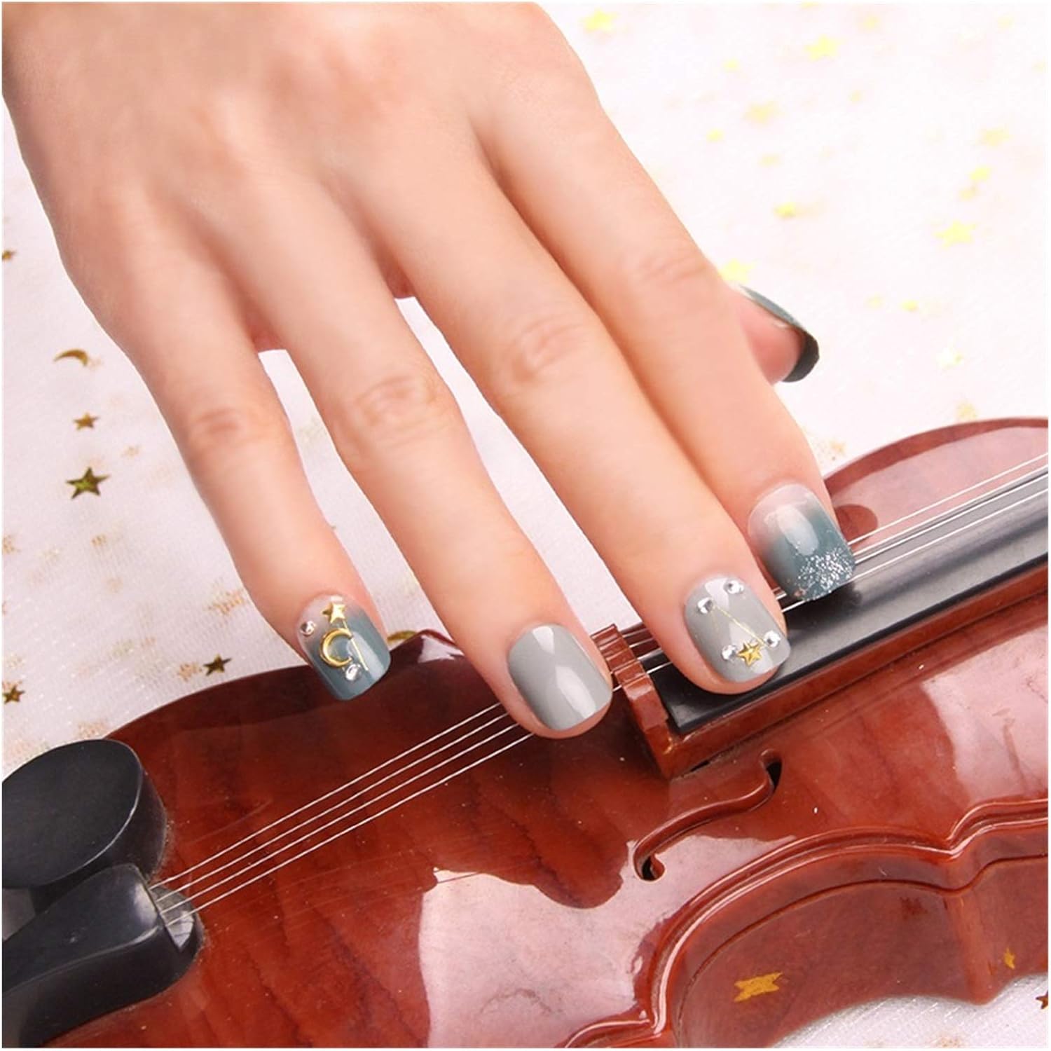 Amazon Co Jp ネイルチップ 24個 箱入りの短い丸い偽の爪が仕上げられた爪のパッチ人気のかわいいライトグレーと青いフラッシュパウダースタームーンネイルのヒント ホーム キッチン