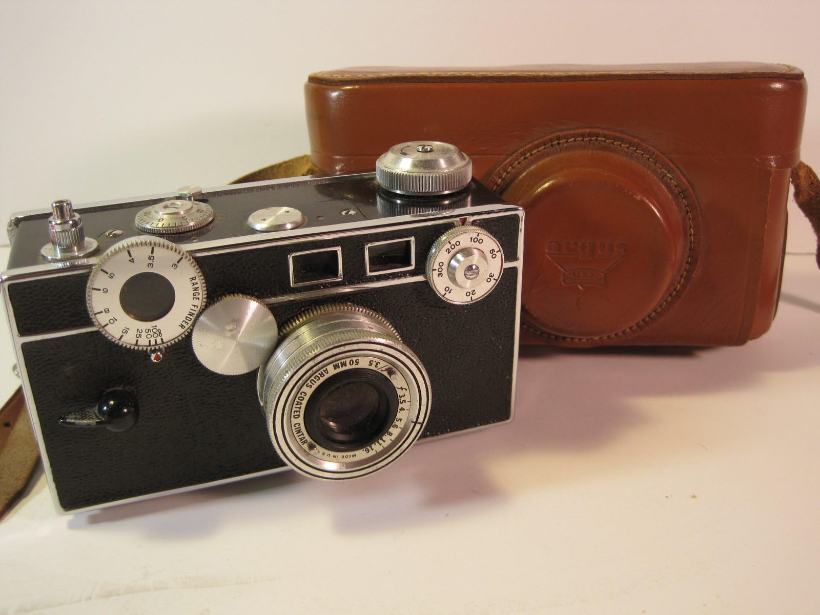 Argus Camera, Vintage,35mm C2, 1938 with Leather Molded Case, Coupled Rangefinder