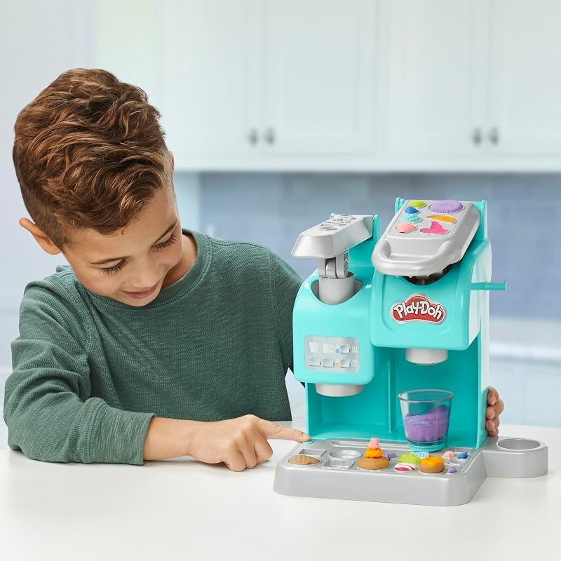Kitchen Creations Mon Super Café, Coffret avec Machine à Café, 20 Accessoires et 8 Pots de Pâte à Modeler pour Loisirs Créatifs, Jouet Culinaire