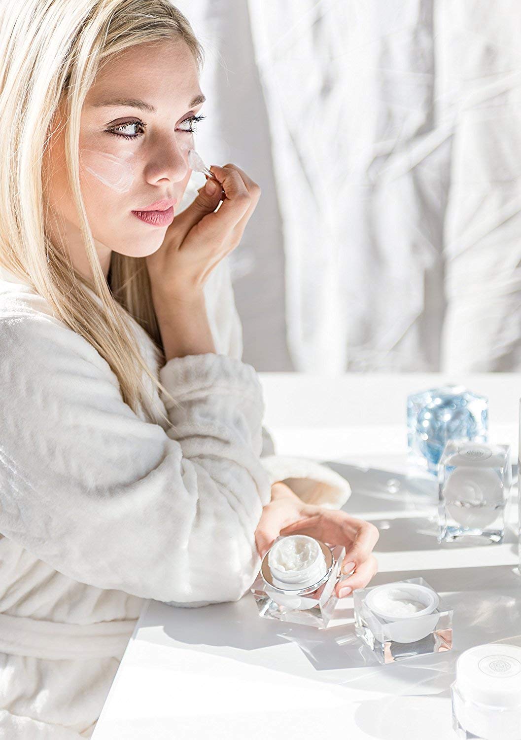 Forever Flawless HYDRA-AM Anti-Wrinkle Daily Moisturizer Cream. White Diamond Daily Moisturizer for Maximum Hydration and Flawless Look!