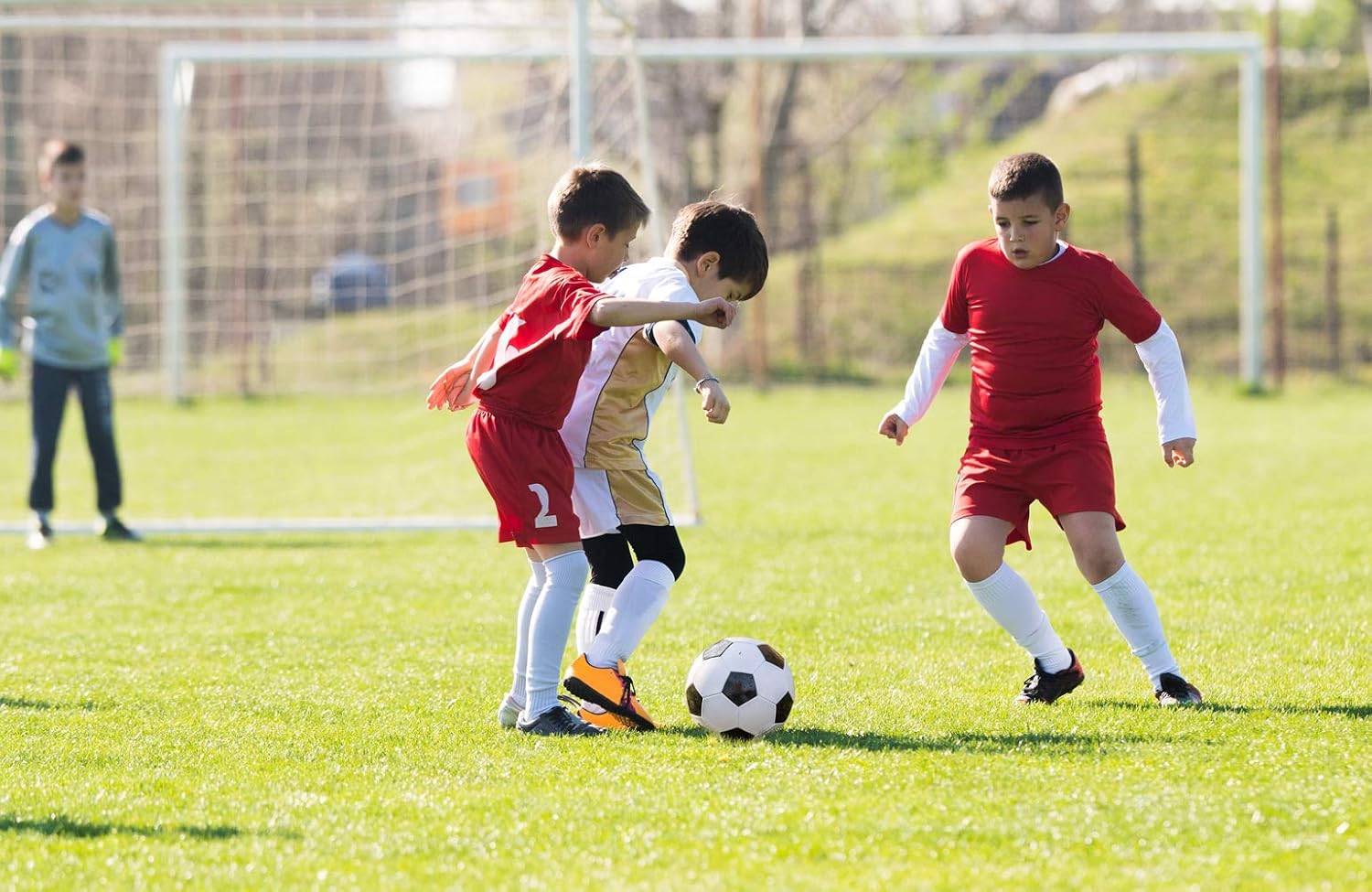 Kick kids ball. картинка мальчик играет в футбол. дети футболисты. детский флаг футбол в зале. защитник в футболе картинка.