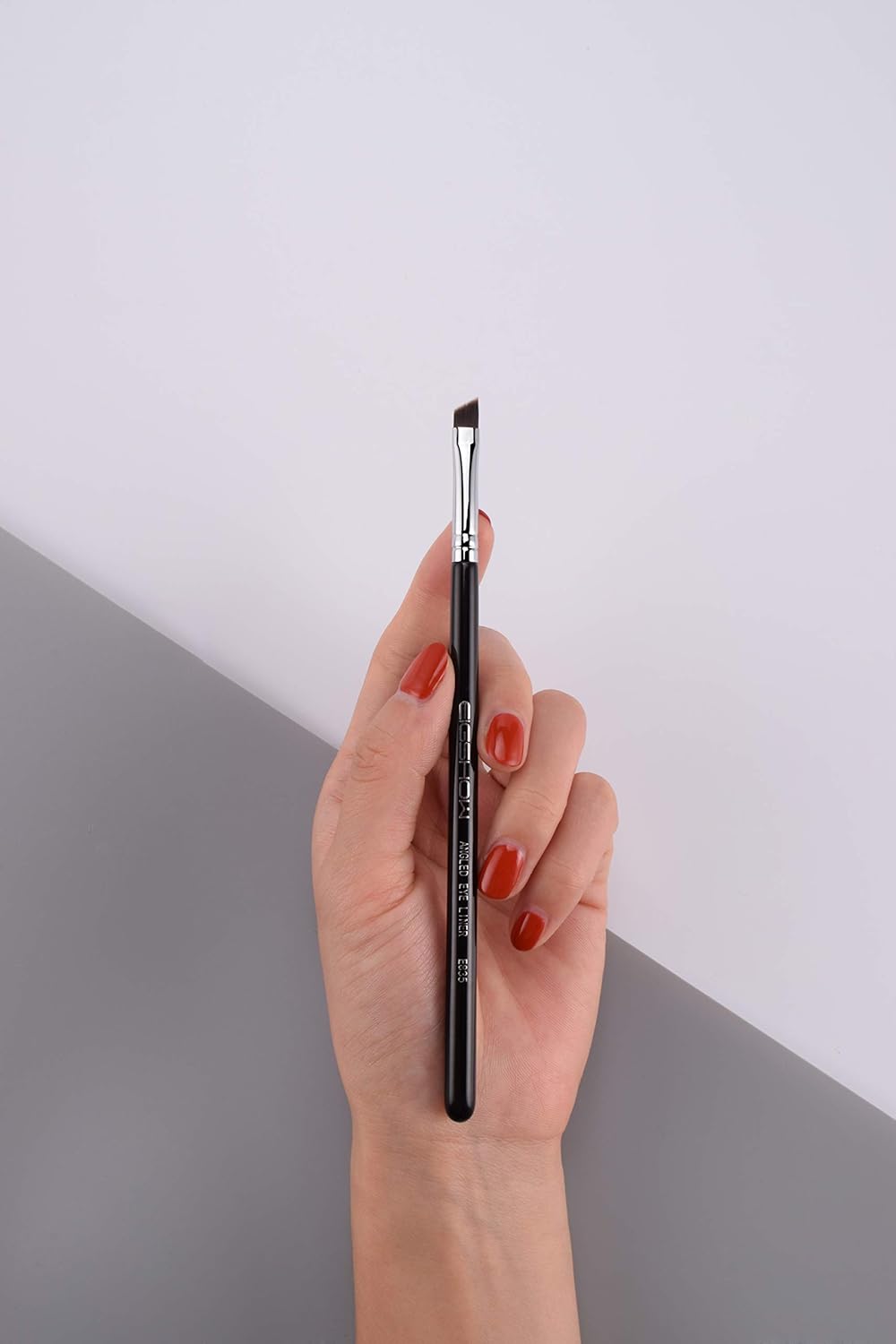Eyeliner Brush Fine Angled - PRO Precision Gel Eye Liner Makeup Brush -Ultra Thin Slanted Flat Angle - Premium Quality - Cruelty Free Synthetic Bristles (Fine Angled Eyeliner Brush): Beauty