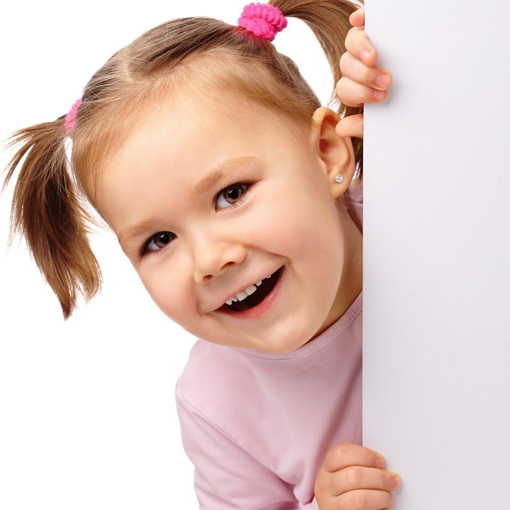 выглядывающая девочка. девушка улыбается. выглядывающая девочка. довольная девушка. девушка выглядывает из-за.