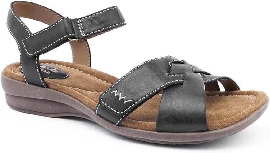 clarks ladies flat sandals