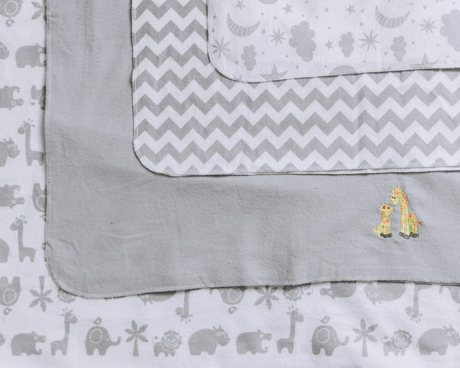 Spasilk Baby 4 Pack 100% Cotton Flannel Receiving Blanket, Grey Giraffe, One Size: Clothing