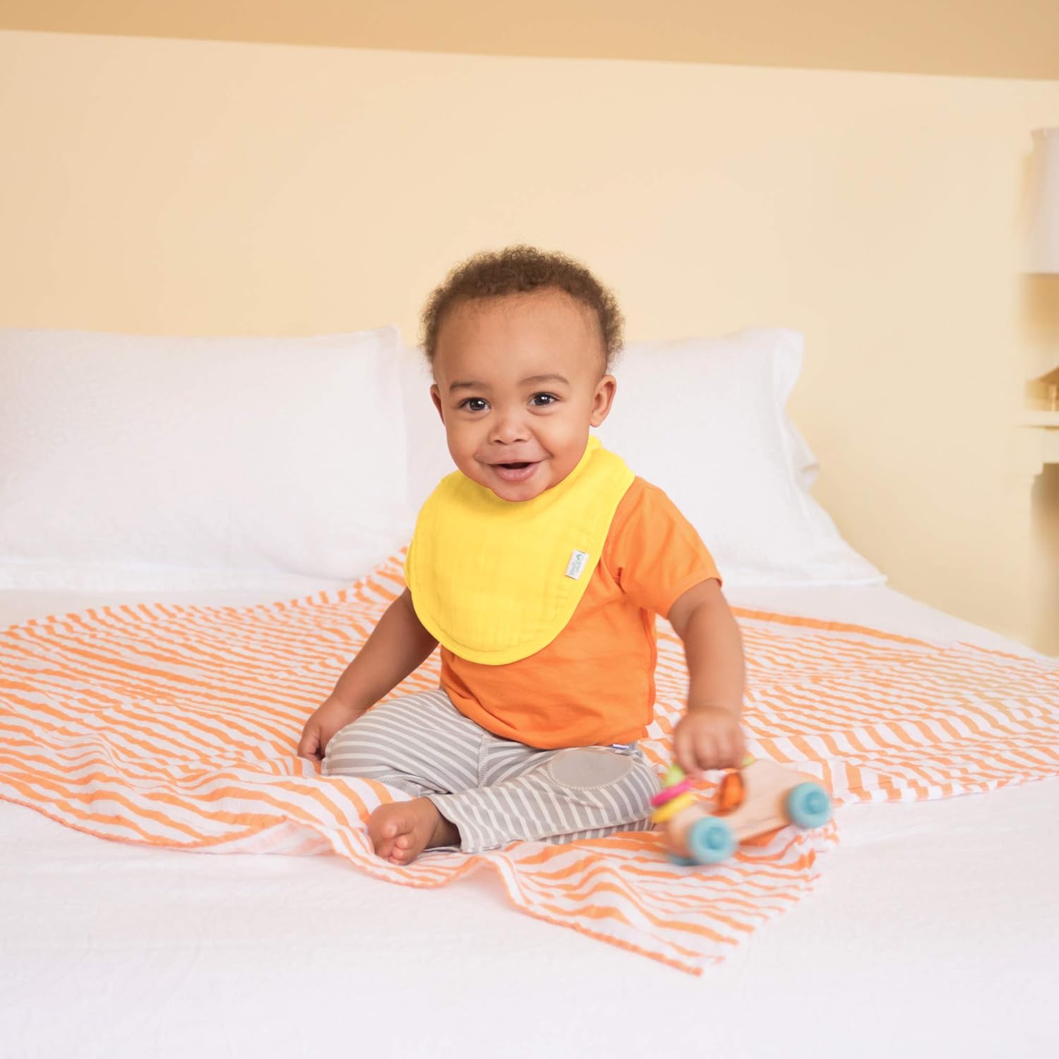 green sprouts Muslin Bibs made from Organic Cotton (5 pack)| 4 absorbent layers protect from sniffles, drips, & drools | 100% Organic cotton muslin, Adjustable snap closure, Machine washable : Baby