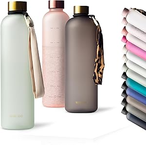 MAMEIDO Trinkflasche mit Zeitmarkierung 1 l Kohlensäure geeignet, auslaufsichere Water Bottle, Wasserflasche BPA frei für Sport, Gym & Büro (Desert Sage Gold)