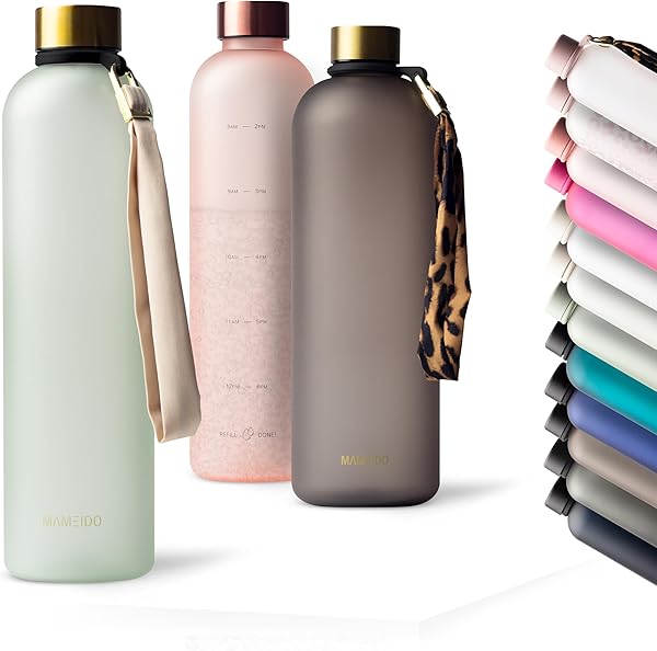 MAMEIDO Trinkflasche mit Zeitmarkierung 1 l Kohlensäure geeignet, auslaufsichere Water Bottle, Wasserflasche BPA frei für Sport, Gym & Büro (Desert Sage Gold)